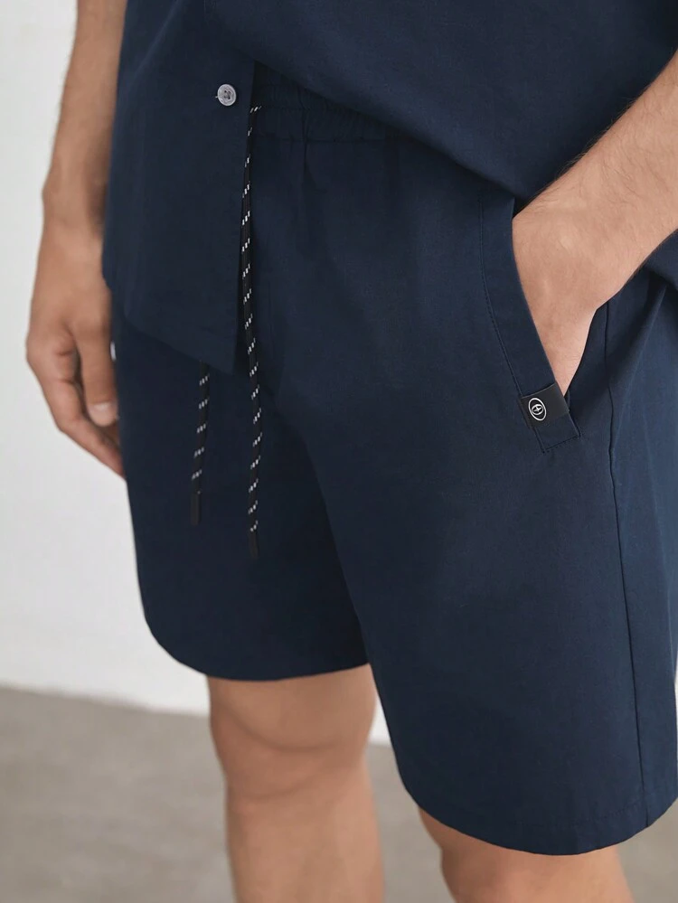 メンズ綿織り中くらいのウエストゆったり履き心地のよい紐付きショートパンツ、夏のデイリーウェアに適しています。