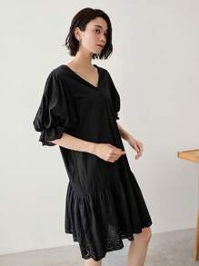 Einfarbiges Kleid mit Knopfleiste, Rüschen-Saum und Smock-Effekt - Schwarz - Übersicht 5