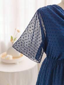 Soleia Vestido Curto Azul Plus Size Feminino com Textura de Recorte e Tecido Semi-Transparente, Estilo de Férias, Decote em V, Frente Torcida, Manga Sino, Cintura Franzida em Formato A - Azul marinho - Ver 5
