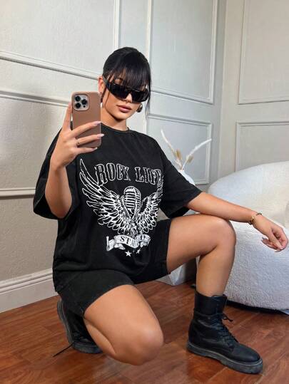 SHEIN SXY Conjunto casual de verano con camiseta de lavado de nieve con patrón de banda y shorts de ciclismo