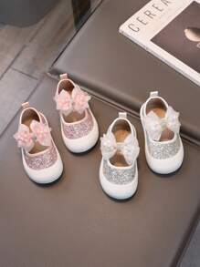 1對女童時尚專利皮革軟底運動鞋，帶有蝴蝶結和魔術貼設計