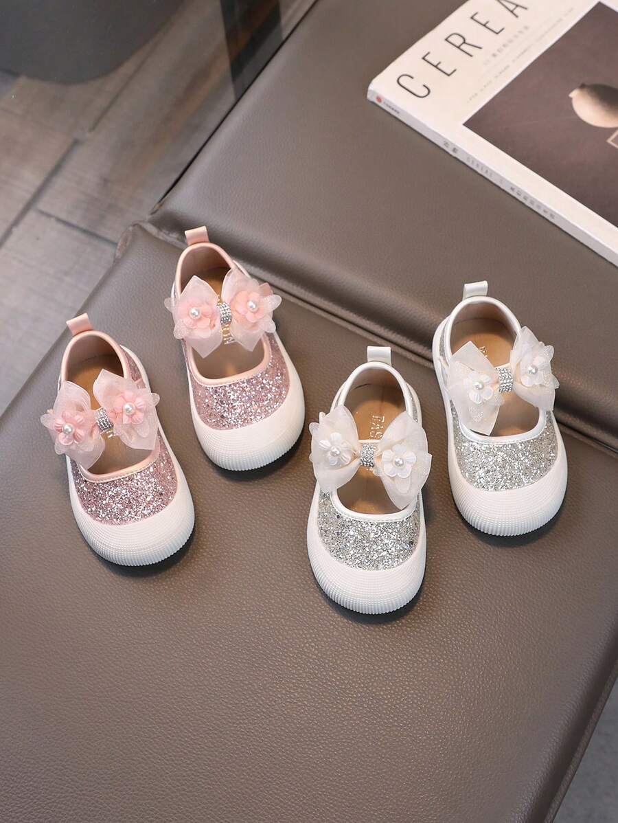 1對女童時尚專利皮革軟底運動鞋，帶有蝴蝶結和魔術貼設計