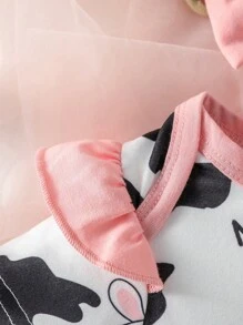 SHEIN Ropa De Una Sola Pieza Con Volantes Y Banda Para La Cabeza Con Diseño Gráfico De Letra Y Vaca Para Bebé Niña
