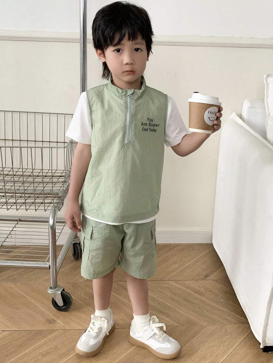 SHEIN 2入組男童防曬服套裝,時尚字母印花立領T恤配帶補丁短褲,適用於日常休閒、旅遊、購物、與所有校園季節 - 綠色 - 查看 1