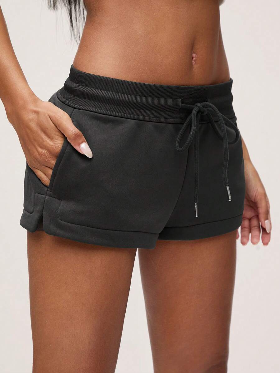 SHEIN BASICS Quần short thể thao cạp trễ thoải mái cho nữ có đường xẻ, quần short Bermuda mặc ở nhà, Xuân/Hè - Màu xám đen - Xem 1