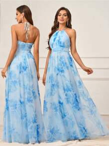 SHEIN Belle 女士浪漫淺藍色超柔軟紗印花連衣裙，大花和流動的面料掛脖款聚集的露肩無袖後肩帶和蝴蝶結A線裙，適合浪漫婚禮活動約會開學季蜜月假期姐妹裝伴娘禮服 - 淺藍色 - 查看 1