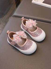 1對女童時尚專利皮革軟底運動鞋，帶有蝴蝶結和魔術貼設計