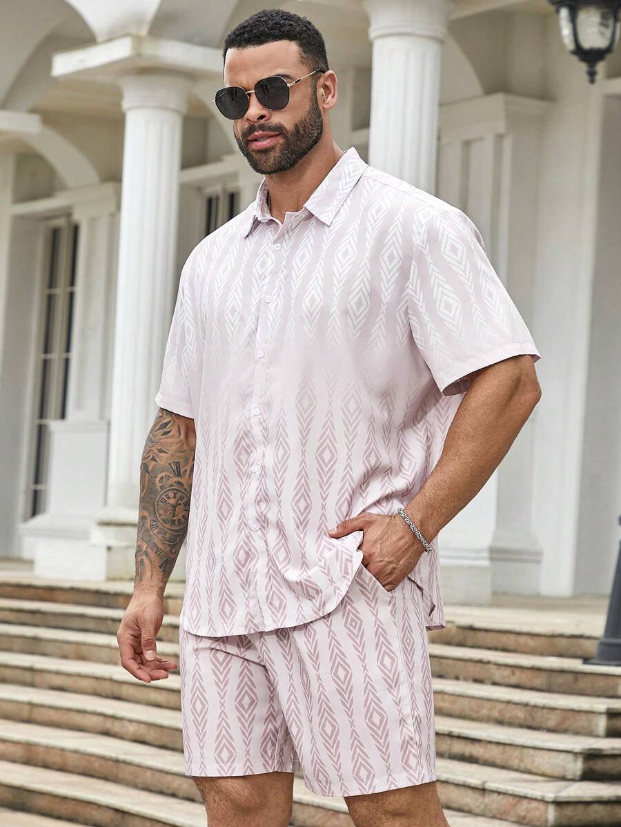 Manfinity Homme Conjunto informal de 2 piezas para hombres de talla grande que incluye una camisa de manga corta de patrón geométrico oscuro y pantalones cortos sueltos - Multicolor - Ver 1