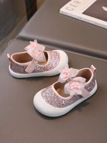 1對女童時尚專利皮革軟底運動鞋，帶有蝴蝶結和魔術貼設計