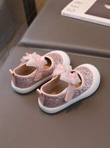 1對女童時尚專利皮革軟底運動鞋，帶有蝴蝶結和魔術貼設計