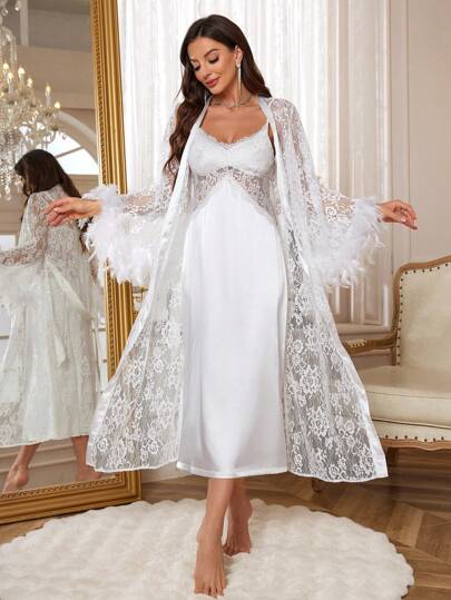 Slumberist 羽毛对比蕾丝长袍和蕾丝边缎面吊带连衣裙睡衣套装白色套装