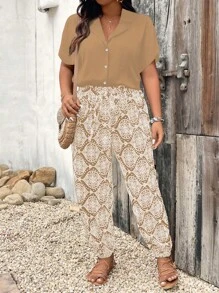 SHEIN LUNE 大尺碼純色前扣短袖上衣和全印花長褲夏季休閒2件套裝 - 咖啡棕 - 查看 4