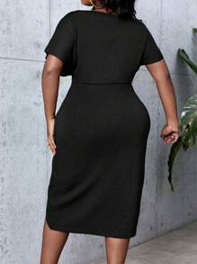 SHEIN Clasi 大码夏季休闲纯色不对称领口扭腰裹身开叉连衣裙长款女装 - 黑色 - 查看 2