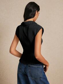 Poéselle 精致的提花纹理粒面面料，出色的简约造型和时尚的生菜边饰，正面纽扣纹理修身 V 领 T 恤，夏季度假季节，舒适，波西米亚风，海滩女装，泳装罩衫，时尚，优雅，休闲，长款夏装，简约日常，田园风，必备，纯色，假日休闲，端庄，单身女郎，夏季上衣，适合度假 - 黑色 - 查看 5