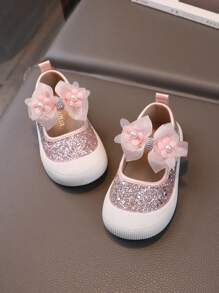 1對女童時尚專利皮革軟底運動鞋，帶有蝴蝶結和魔術貼設計