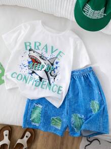 Conjunto de 2 piezas para niños jóvenes, camiseta de manga corta con estampado de tiburón en estilo callejero y shorts de mezclilla azul. Cómodo, transpirable y casual, adecuado para uso diario, deportes y hogar. Ideal para primavera y verano.