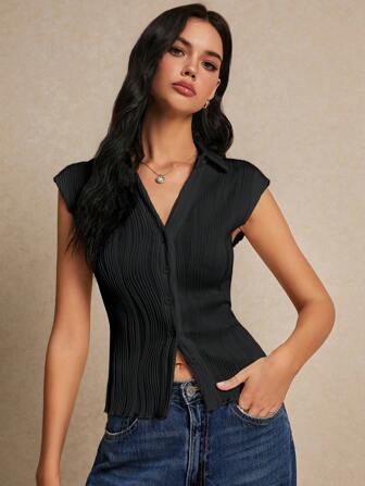 Poéselle 精致的提花纹理粒面面料，出色的简约造型和时尚的生菜边饰，正面纽扣纹理修身 V 领 T 恤，夏季度假季节，舒适，波西米亚风，海滩女装，泳装罩衫，时尚，优雅，休闲，长款夏装，简约日常，田园风，必备，纯色，假日休闲，端庄，单身女郎，夏季上衣，适合度假