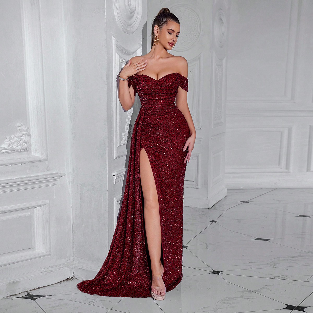 Abito elegante da cocktail, da ballo o per eventi formali, con spalle scoperte, spacco sulla coscia, vita arricciata e fiocco, fluente e raffinato 