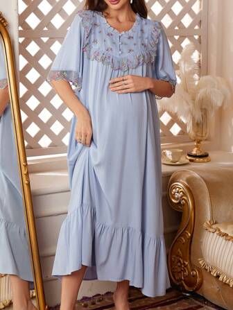 彩色刺绣花朵拼布圆领宽松孕妇睡裙，荷叶边下摆睡衣裙