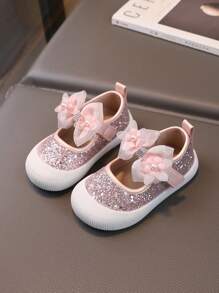 1對女童時尚專利皮革軟底運動鞋，帶有蝴蝶結和魔術貼設計