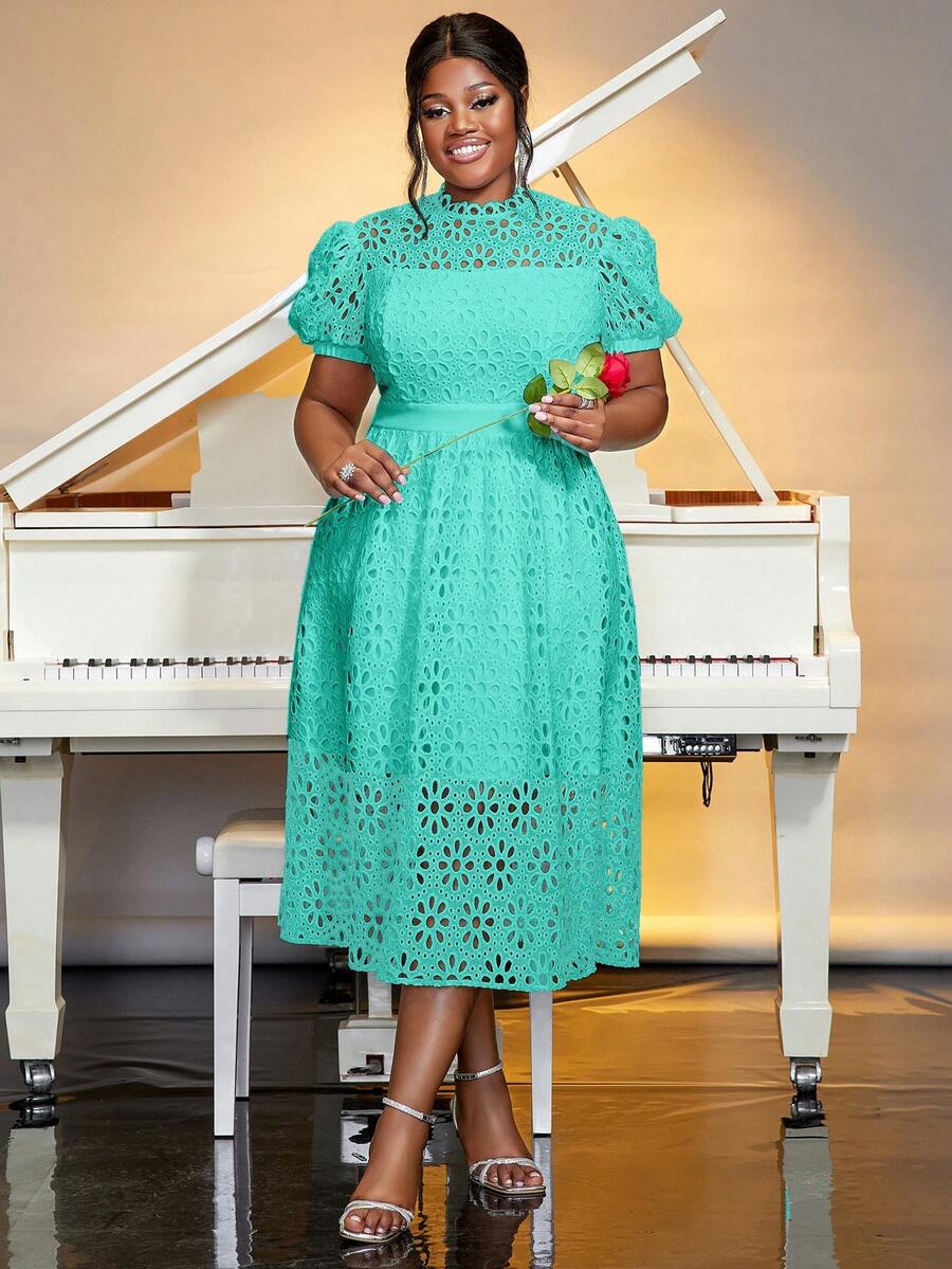 Vestido elegante de boda, cumpleaños o cita de talla grande de color verde menta sólido con mangas de pétalos calados y corte evasé
