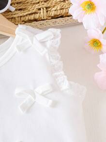 SHEIN Regata Fofa, Adorável e Doce com Recorte de Renda, Laço Decorativo e Babados para Meninas Jovens no Verão