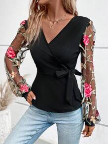 SHEIN Clasi Kontrast Floral Stickerei Mesh Ärmel Wickeltop mit seitlicher Bindung für Frühling und Sommer