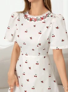 Modelyn Vestido de corte con diseño de cereza y flores pequeñas con dobladillo de volantes en la parte trasera para el verano - Blanco - Ver 6