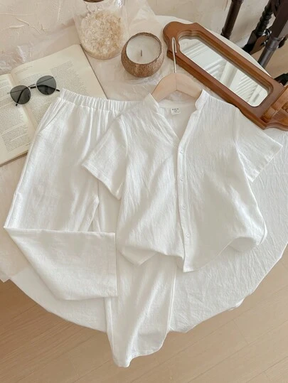 SHEIN LMoss Kids LMoss 2pcs Kids R Clothes Young Boy's Comfortable Style Textured Short-Sleeved Shirt With Small V-Neck Design And Comfortable Pants Set, Suitable For Home Leisure, Outdoor Activities, Street Photos, And Playtime