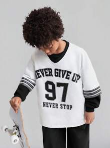 SHEIN Camiseta De Punto De Cuello En V Con Bloque De Color Para Niños, Estampado De Letras Y Números En Los Hombros Caídos