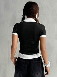SHEIN EZwear T-shirt 2 en 1 mince pour femmes avec col rabattu et manches courtes en blocs de couleurs pour l'été - Noir et Blanc - Voir 2