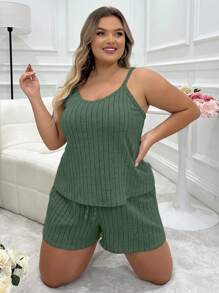 Conjunto de pijama/loungewear compuesto por top de tirantes acanalado y shorts con nudo delantero en talla grande