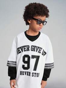 SHEIN Camiseta De Punto De Cuello En V Con Bloque De Color Para Niños, Estampado De Letras Y Números En Los Hombros Caídos