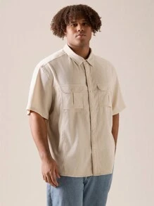 Manfinity VCAY 男士大尺碼休閒鬆身有條紋短袖衫，寬翻領和肩膀，適合夏季穿著的純色襯衫