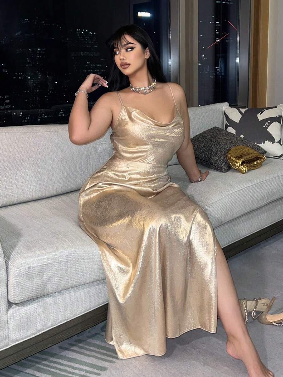 SHEIN Clasi Vestido de talla grande de moda de verano con cuello drapeado y correas divididas con sensación metálica