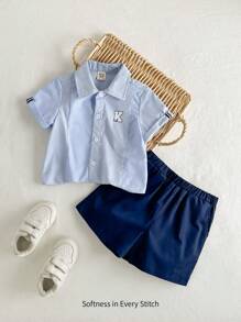 Cozy Pixies Ensemble 2 pièces de tenues d'été pour jeune garçon avec chemise à col, boutonnée à manches courtes, rayures bleues et blanches et shorts unicolore. Convient pour l'école, une tenue décontractée, une fête d'anniversaire, une vacance estivale, etc.
