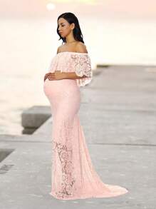 Sukienka ciążowa z odkrytymi ramionami i falbaniastym kołnierzem, długa, koronkowa, syrenka, do sesji zdjęciowej, baby shower - Różowy - Zobacz 3