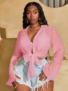 SHEIN SXY Chemise à manches longues en tissu texturé froissé transparent avec boutons, lien à l'avant et poches pour grandes tailles. Protection solaire, convient pour l'été, les sorties, les anniversaires, les enterrements de vie de jeune fille, les tenues casual, les courses, le streetwear, les sorties, les vacances, la plage. Facile à assortir et affinante.