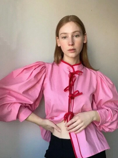 Siren Gaze Camisa de verano rosa para mujer con corbata de lazo en la parte delantera y botones, con Ribete de botones y corte húmedo