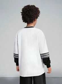 SHEIN Camiseta De Punto De Cuello En V Con Bloque De Color Para Niños, Estampado De Letras Y Números En Los Hombros Caídos