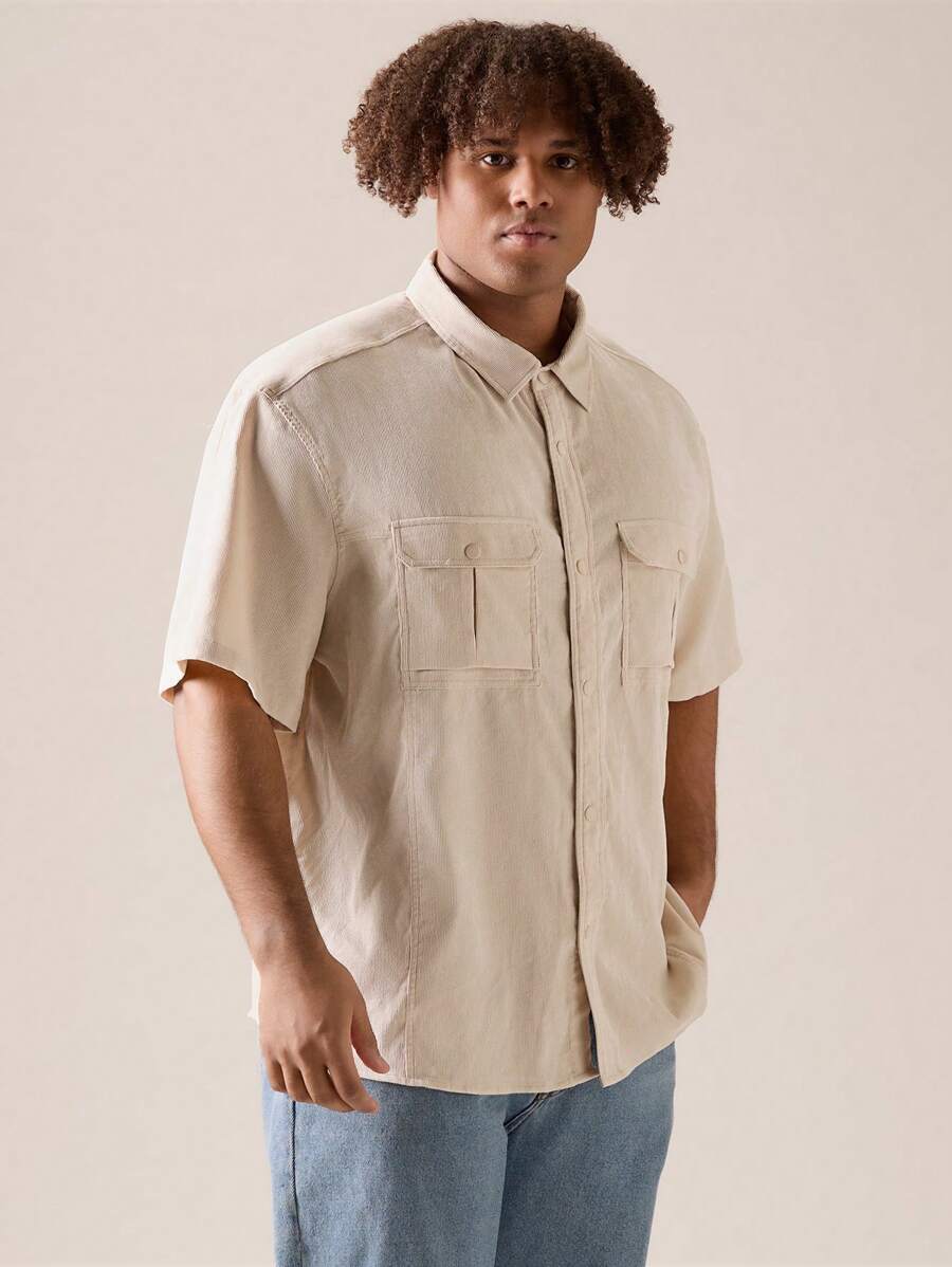 Manfinity VCAY 男士大尺碼休閒鬆身有條紋短袖衫，寬翻領和肩膀，適合夏季穿著的純色襯衫