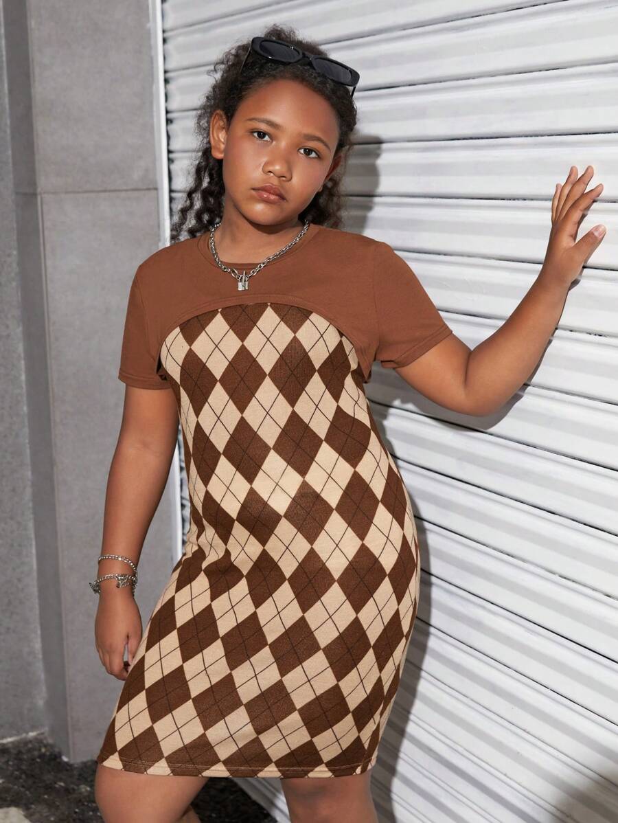 SHEIN Tween Girls Extended Size Vibrant Holiday Knit Round Neck Short Sleeve Top And Plaid Strap Dress Set, Spring/Summer