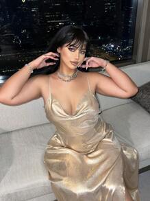 SHEIN Clasi Vestido de talla grande de moda de verano con cuello drapeado y correas divididas con sensación metálica