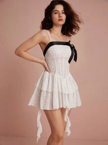 SHEIN LUNE Vestido de tanque asimétrico con bloques de color bordados al azar, decorado con lazo y empalme en forma de hueso de pez y cinta colgante - Blanco - Ver 1