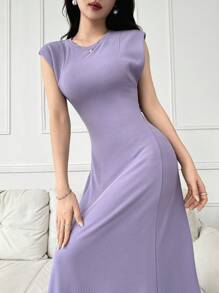 Mulvari Vestido en línea A de color sólido para el verano
