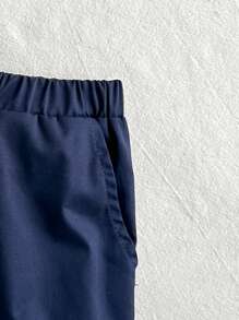 Cozy Pixies Ensemble 2 pièces de tenues d'été pour jeune garçon avec chemise à col, boutonnée à manches courtes, rayures bleues et blanches et shorts unicolore. Convient pour l'école, une tenue décontractée, une fête d'anniversaire, une vacance estivale, etc.