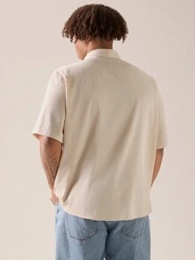 Manfinity VCAY 男士大尺碼休閒鬆身有條紋短袖衫，寬翻領和肩膀，適合夏季穿著的純色襯衫