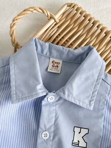 Cozy Pixies Ensemble 2 pièces de tenues d'été pour jeune garçon avec chemise à col, boutonnée à manches courtes, rayures bleues et blanches et shorts unicolore. Convient pour l'école, une tenue décontractée, une fête d'anniversaire, une vacance estivale, etc.
