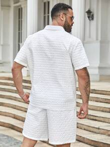 Manfinity Homme 男士大尺碼夏季休閒純色短袖鈕扣襯衫和短褲套裝 - 白色 - 查看 2