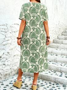 V-Ausschnitt Kleid in Große Größen mit Kurzarm und Taschen, All-Over Muster für den Sommer